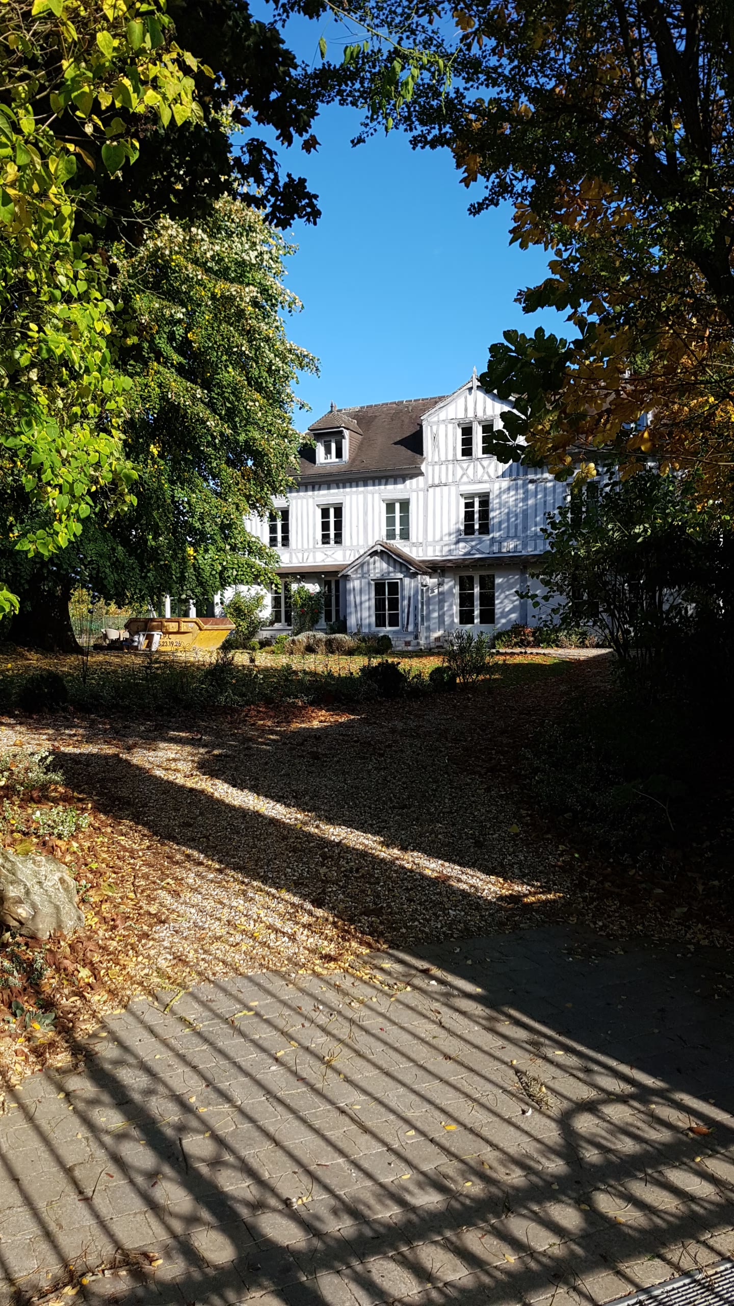 Maison ancienne à colombages à Isneauville